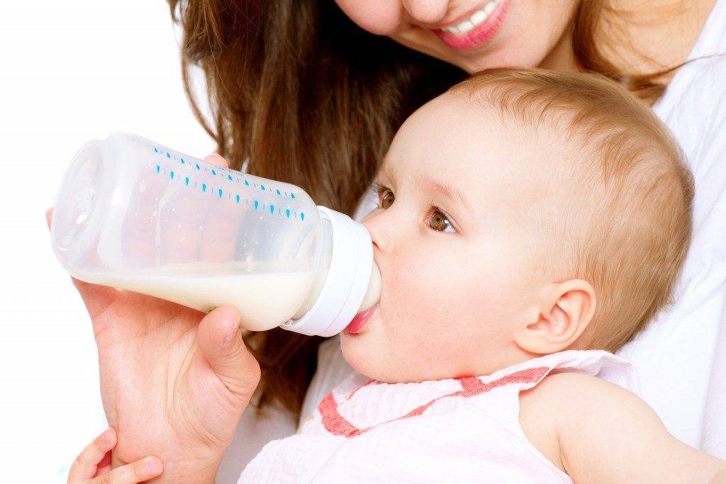 Helpful Tips on Choosing Right Feeding Bottle For Your Baby