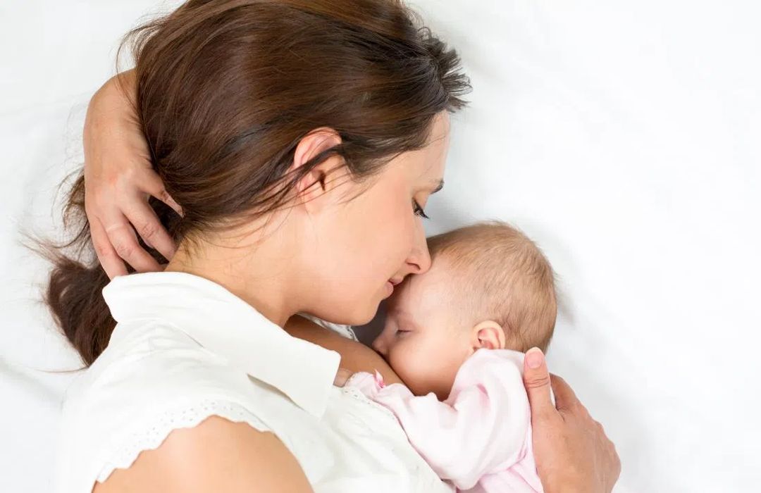 Breastfeeding vs. Formula Feeding- Which one to choose?