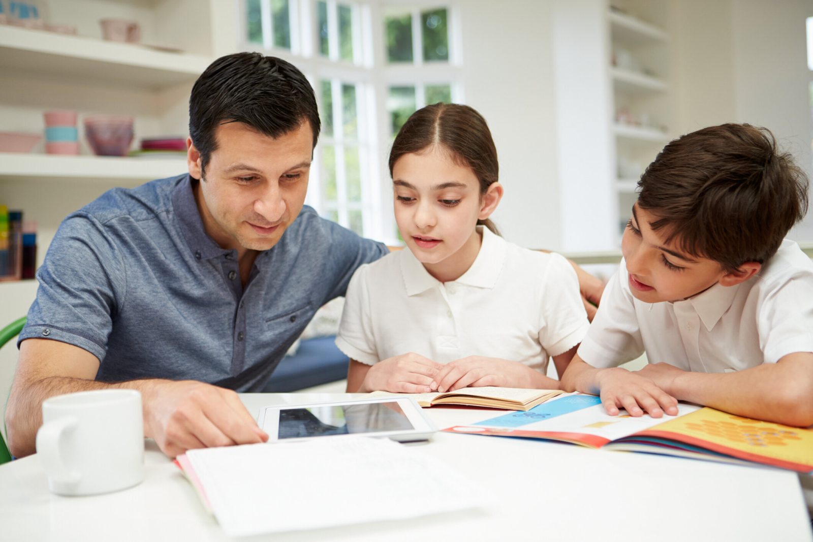 Acts That Parents Should Avoid Doing In Order To Set Good Examples In Front of Their Kids!